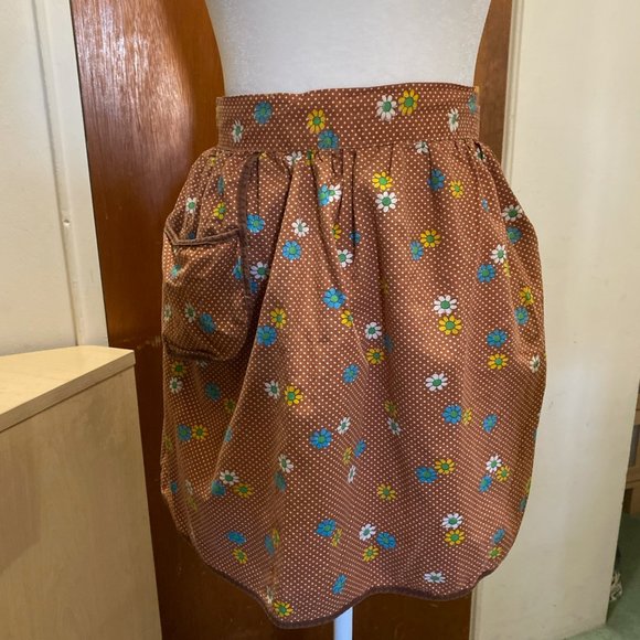 Vintage polka dot flower print apron - Picture 6 of 8